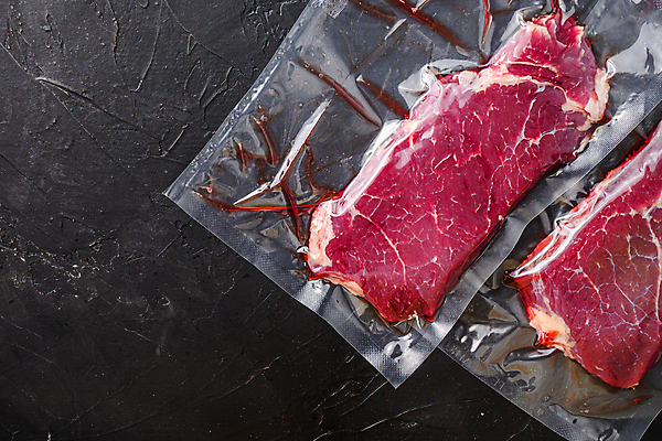포토 JPG 해외이미지 음식 재료 검은배경 육류 스테이크 요리 비프스테이크 사람없음 소고기 들소 날것 팩 진공 파우치 카피스페이스 해외202105 진공포장 해외포토 백그라운드 가방 식재료 포장 서양음식 검은색 화장품 공백 소 파일형식