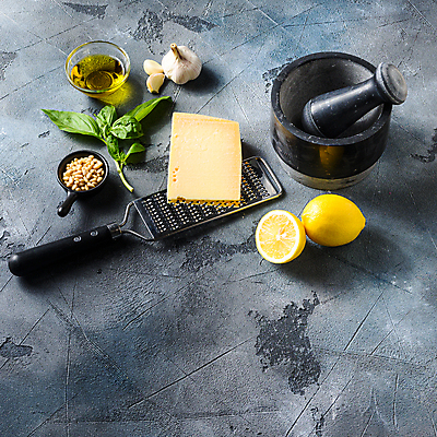 포토 JPG 해외이미지 회색배경 치즈 실내 마늘 사람없음 올리브오일 레몬 잣 바질 막자사발 강판 페스토 해외202105 해외포토 백그라운드 채소 과일 유제품 내부 회색 견과류 사발 소스_음식 기름_음식 파일형식