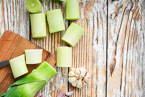 포토 JPG 해외이미지 식재료 실내 사람없음 하이앵글 대파 나무도마 통마늘 카피스페이스 나무배경 해외202105 해외포토 뷰포인트 백그라운드 도마 마늘 내부 목재 공백 파 파일형식