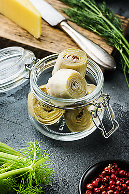 포토 JPG 해외이미지 식재료 회색배경 유리병 치즈 실내 근접촬영 사람없음 나이프 담기 나무도마 아티초크 절임 통후추 해외202105 해외포토 식기 음식 뷰포인트 백그라운드 모션 병_용기 유제품 도마 내부 목재 회색 칼 후추 파일형식