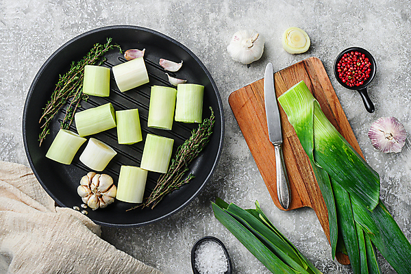 포토 JPG 해외이미지 식재료 회색배경 실내 마늘 사람없음 하이앵글 프라이팬 나이프 자르기 소금 대파 나무도마 백리향 통마늘 통후추 해외202105 해외포토 식기 뷰포인트 백그라운드 채소 모션 주방용품 도마 내부 목재 회색 칼 후추 파 파일형식