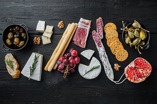 포토 JPG 해외이미지 음식 치즈 육류 요리 사람없음 크래커 애피타이저 올리브 햄 그리시니 뷔페 브루스케타 블루치즈 식품점 타파스 프로슈토 나무배경 해외202105 해외포토 열매 빵 백그라운드 식재료 유제품 쿠키 상점 파일형식