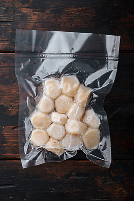 포토 JPG 해외이미지 음식 육류 사람없음 해산물 날것 팩 가리비 진공 나무배경 해외202105 진공포장 해외포토 백그라운드 식재료 포장 조개 화장품 파일형식