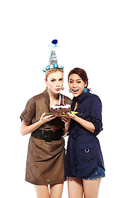 포토 JPG 스튜디오촬영 서양인 외국인 해외기획촬영 여자 행복 2010년태국 포즈 초 모션 실내 서기 미소 웃음 들기 사람 이벤트 상반신 20대 성인 두명 파티 케이크 기쁨 고깔모자 생일파티 생일 즐거움 이벤트용품 생일초 촛불끄기 여자만 성인여자만 청년만 청년여자만 성인만 국내포토 모자_잡화 기념일 감정 디저트 표정 인종 청년 내부 오브젝트 끄기 파일형식