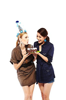 포토 JPG 스튜디오촬영 서양인 외국인 해외기획촬영 여자 행복 2010년태국 포즈 초 모션 실내 서기 미소 웃음 들기 사람 이벤트 상반신 20대 성인 두명 파티 케이크 기쁨 고깔모자 생일파티 생일 즐거움 이벤트용품 생일초 촛불끄기 여자만 성인여자만 청년만 청년여자만 성인만 국내포토 모자_잡화 기념일 감정 디저트 표정 인종 청년 내부 오브젝트 끄기 파일형식