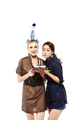 포토 JPG 스튜디오촬영 서양인 외국인 해외기획촬영 여자 행복 2010년태국 포즈 초 모션 실내 서기 미소 웃음 들기 사람 이벤트 상반신 20대 성인 두명 파티 케이크 기쁨 고깔모자 생일파티 생일 즐거움 이벤트용품 생일초 촛불끄기 여자만 성인여자만 청년만 청년여자만 성인만 국내포토 모자_잡화 기념일 감정 디저트 표정 인종 청년 내부 오브젝트 끄기 파일형식