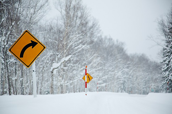 포토 JPG 주간 나무 식물 해외기획촬영 계절 설경 겨울 2010년일본 자연 풍경 사람없음 야외 설원 일본 눈 표지판 홋카이도 도로표지판 국내포토 자연요소 아시아 도로 날씨 알림판 눈_날씨 생태계 파일형식