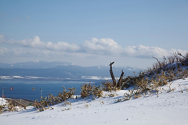 포토 JPG 주간 구름 해외기획촬영 계절 도로 호수 설경 겨울 2010년일본 자연 하늘 풍경 사람없음 야외 설원 일본 눈 정상 홋카이도 아칸국립공원 굿샤로호 비호로토게 국내포토 자연요소 공원 아시아 길 교통시설 날씨 눈_날씨 생태계 파일형식