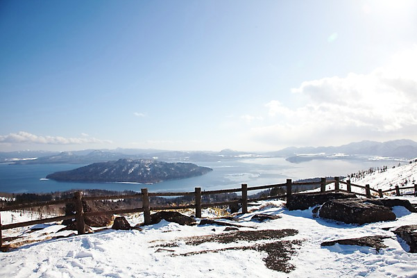 포토 JPG 주간 구름 해외기획촬영 계절 호수 설경 겨울 2010년일본 자연 하늘 풍경 사람없음 야외 울타리 설원 일본 돌_바위 바위 눈 정상 홋카이도 아칸국립공원 굿샤로호 비호로토게 국내포토 자연요소 공원 아시아 날씨 눈_날씨 담장 생태계 파일형식