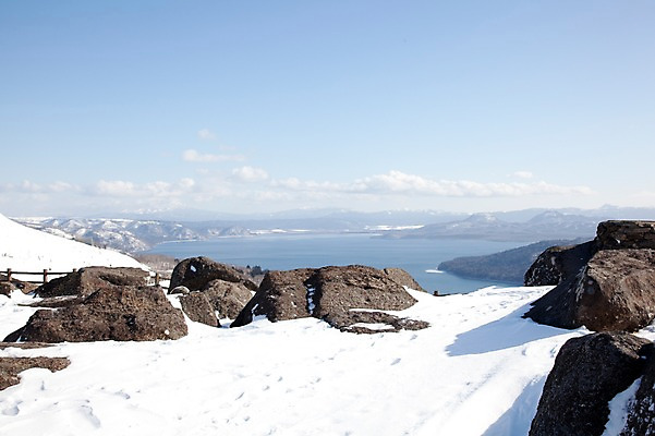 포토 JPG 주간 구름 해외기획촬영 계절 호수 설경 겨울 2010년일본 자연 하늘 풍경 사람없음 야외 설원 일본 돌_바위 바위 눈 정상 홋카이도 아칸국립공원 굿샤로호 비호로토게 국내포토 자연요소 공원 아시아 날씨 눈_날씨 생태계 파일형식