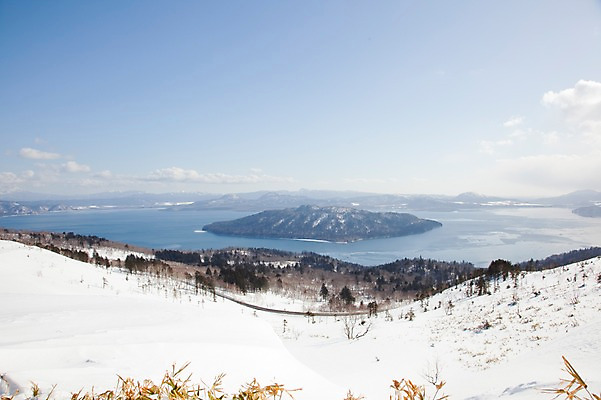 포토 JPG 주간 나무 식물 구름 해외기획촬영 계절 호수 설경 겨울 2010년일본 자연 하늘 풍경 사람없음 야외 설원 일본 눈 정상 홋카이도 아칸국립공원 굿샤로호 비호로토게 국내포토 자연요소 공원 아시아 날씨 눈_날씨 생태계 파일형식