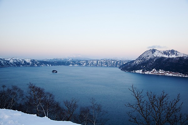 포토 JPG 주간 나무 식물 해외기획촬영 계절 호수 설경 겨울 2010년일본 자연 산 풍경 사람없음 야외 일본 눈 홋카이도 아칸국립공원 마슈호 국내포토 자연요소 공원 아시아 날씨 생태계 파일형식