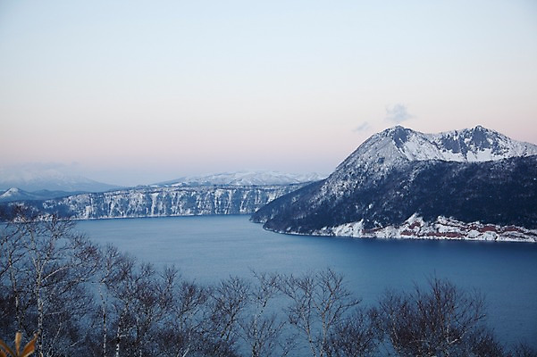 포토 JPG 주간 나무 식물 해외기획촬영 계절 호수 설경 겨울 2010년일본 자연 산 풍경 사람없음 야외 일본 눈 홋카이도 아칸국립공원 마슈호 국내포토 자연요소 공원 아시아 날씨 생태계 파일형식