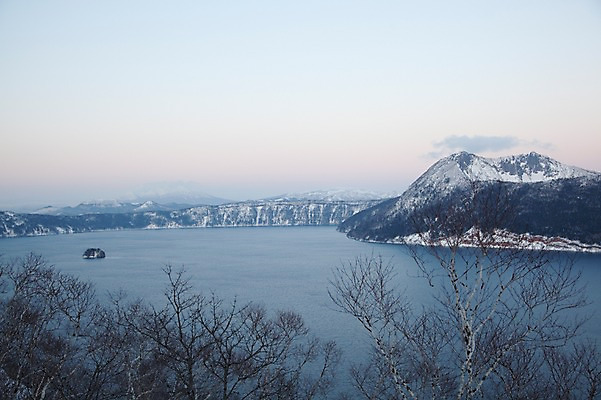 포토 JPG 주간 나무 식물 해외기획촬영 계절 호수 설경 겨울 2010년일본 자연 산 풍경 사람없음 야외 일본 눈 홋카이도 아칸국립공원 마슈호 국내포토 자연요소 공원 아시아 날씨 생태계 파일형식