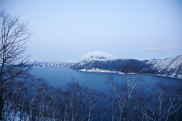 포토 JPG 주간 나무 식물 해외기획촬영 계절 호수 설경 겨울 2010년일본 자연 산 풍경 사람없음 야외 일본 홋카이도 아칸국립공원 마슈호 국내포토 자연요소 공원 아시아 생태계 파일형식