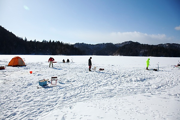 포토 JPG 주간 나무 식물 구름 해외기획촬영 계절 호수 설경 겨울 2010년일본 자연 하늘 낚시 산 텐트 풍경 야외 설원 일본 눈 낚싯대 숲 홋카이도 낚시꾼 얼음낚시 겨울캠프 국내포토 자연요소 아시아 레저 날씨 눈_날씨 캠핑도구 캠핑 낚시용품 생태계 파일형식