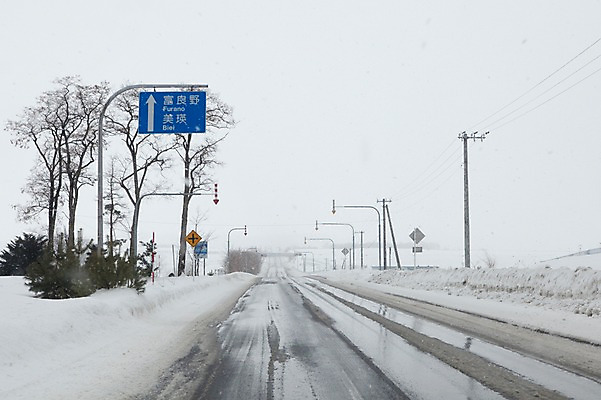 포토 JPG 주간 나무 식물 해외기획촬영 계절 도로 길 설경 겨울 2010년일본 자연 풍경 사람없음 야외 설원 일본 전선 눈 표지판 홋카이도 전봇대 도로표지판 비에이 국내포토 자연요소 공공시설 아시아 교통시설 날씨 알림판 눈_날씨 생태계 파일형식