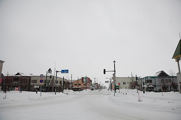 포토 JPG 주간 해외기획촬영 계절 도로 길 설경 겨울 2010년일본 자연 풍경 사람없음 야외 건물 마을 설원 일본 눈 표지판 신호등 홋카이도 도로표지판 비에이 국내포토 자연요소 건축물 아시아 교통시설 날씨 알림판 눈_날씨 생태계 파일형식