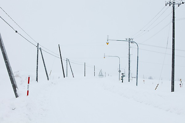 포토 JPG 주간 해외기획촬영 계절 도로 길 설경 겨울 2010년일본 자연 풍경 사람없음 야외 설원 일본 전선 눈 표지판 홋카이도 전봇대 도로표지판 비에이 국내포토 자연요소 공공시설 아시아 교통시설 알림판 생태계 파일형식