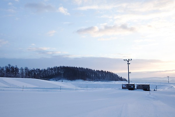 포토 JPG 주간 나무 식물 구름 해외기획촬영 시설물 계절 설경 겨울 스포츠시설 2010년일본 자연 하늘 겨울스포츠 스키장 풍경 사람없음 야외 건물 일출 설원 일본 새벽 눈 홋카이도 국내포토 자연요소 건축물 아시아 스포츠 날씨 눈_날씨 노을 시설 생태계 파일형식