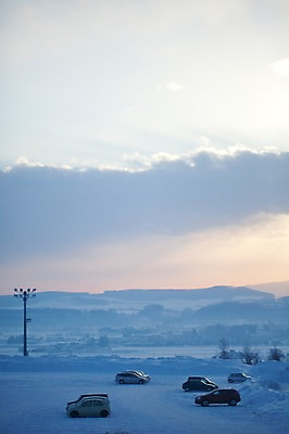 포토 JPG 주간 구름 해외기획촬영 계절 설경 겨울 2010년일본 자동차 자연 하늘 풍경 사람없음 야외 마을 일출 설원 일본 새벽 눈 홋카이도 국내포토 자연요소 아시아 육상교통 날씨 눈_날씨 노을 생태계 파일형식