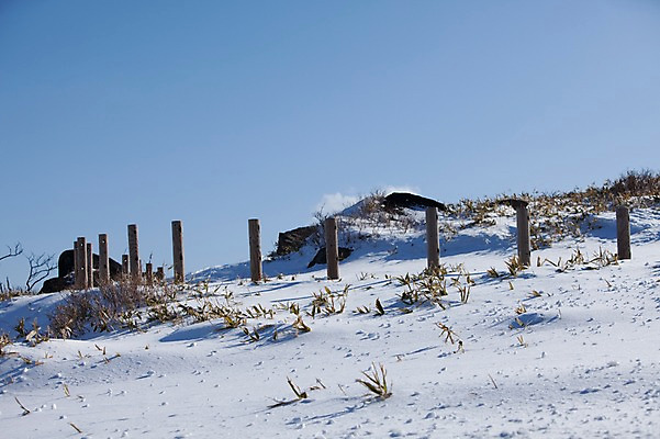 포토 JPG 주간 식물 해외기획촬영 계절 설경 겨울 2010년일본 자연 풍경 사람없음 야외 울타리 설원 일본 눈 풀 언덕 홋카이도 아칸국립공원 비호로토게 국내포토 자연요소 공원 아시아 날씨 눈_날씨 담장 생태계 파일형식
