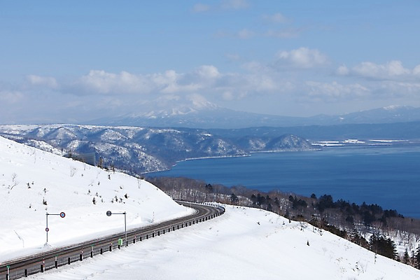 포토 JPG 주간 구름 해외기획촬영 계절 도로 길 호수 설경 겨울 2010년일본 자연 풍경 사람없음 야외 설원 일본 눈 표지판 언덕 홋카이도 도로표지판 아칸국립공원 비호로토게 국내포토 자연요소 공원 아시아 교통시설 날씨 알림판 눈_날씨 생태계 파일형식