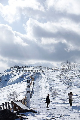 포토 JPG 주간 구름 해외기획촬영 계절 여자 남자 설경 겨울 2010년일본 자연 하늘 사람 풍경 성인 야외 울타리 설원 일본 사진촬영 팻말 눈 정상 언덕 홋카이도 아칸국립공원 비호로토게 성인만 국내포토 자연요소 공원 아시아 날씨 프레임 눈_날씨 담장 촬영 생태계 파일형식