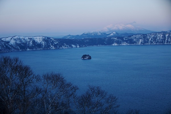 포토 JPG 주간 나무 식물 해외기획촬영 계절 호수 설경 겨울 2010년일본 자연 산 풍경 사람없음 야외 일본 눈 홋카이도 국내포토 자연요소 아시아 날씨 생태계 파일형식