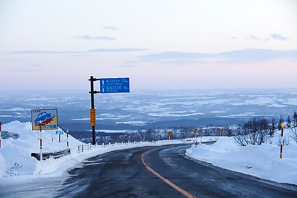 포토 JPG 주간 구름 해외기획촬영 계절 도로 길 설경 겨울 2010년일본 자연 하늘 풍경 사람없음 야외 설원 일본 새벽 눈 표지판 홋카이도 도로표지판 국내포토 자연요소 아시아 교통시설 날씨 알림판 눈_날씨 생태계 파일형식