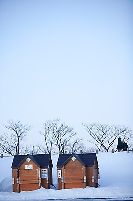 포토 JPG 주간 나무 식물 해외기획촬영 계절 설경 겨울 2010년일본 자연 풍경 야외 건물 설원 일본 눈 홋카이도 국내포토 자연요소 건축물 아시아 날씨 눈_날씨 생태계 파일형식