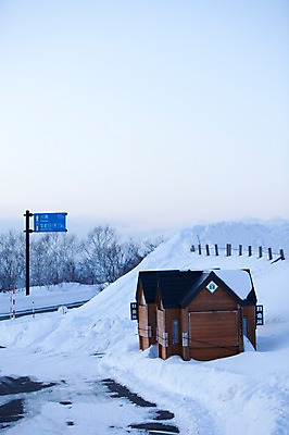 포토 JPG 주간 해외기획촬영 계절 길 설경 겨울 2010년일본 자연 풍경 사람없음 야외 건물 설원 일본 눈 표지판 홋카이도 도로표지판 국내포토 자연요소 건축물 아시아 도로 날씨 알림판 눈_날씨 생태계 파일형식