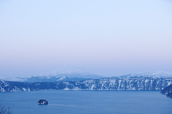 포토 JPG 주간 해외기획촬영 계절 호수 설경 겨울 2010년일본 자연 하늘 산 풍경 사람없음 야외 설원 일본 새벽 눈 홋카이도 국내포토 자연요소 아시아 날씨 눈_날씨 생태계 파일형식