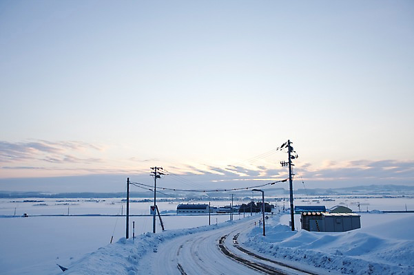 포토 JPG 주간 구름 해외기획촬영 계절 도로 길 설경 겨울 2010년일본 자연 하늘 풍경 사람없음 야외 건물 마을 설원 일본 전선 눈 홋카이도 전봇대 국내포토 자연요소 건축물 공공시설 아시아 교통시설 날씨 눈_날씨 생태계 파일형식