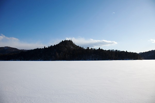 포토 JPG 주간 나무 식물 구름 해외기획촬영 계절 설경 겨울 2010년일본 자연 하늘 산 풍경 사람없음 야외 설원 일본 눈 숲 홋카이도 국내포토 자연요소 아시아 날씨 눈_날씨 생태계 파일형식