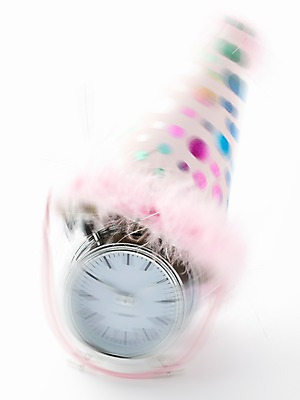 포토 JPG 스튜디오촬영 시계 새해 실내 사람없음 고깔모자 자명종 알람 알림 오브젝트 탁상시계 국내포토 모자_잡화 내부 파일형식