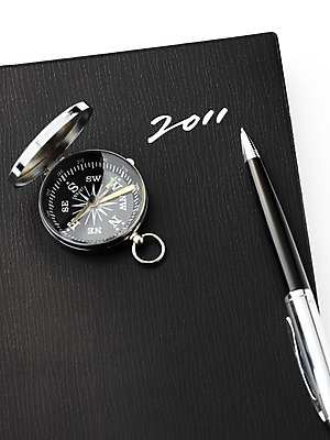 포토 JPG 스튜디오촬영 표지 새해 실내 사람없음 펜 만년필 다이어리 나침반 오브젝트 2011년 국내포토 내부 필기구 사무용품 연도 파일형식