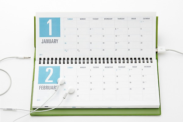 포토 JPG 스튜디오촬영 이어폰 새해 실내 사람없음 달력 USB 오브젝트 2011년 1월 국내포토 음향기기 내부 날짜 연도 파일형식