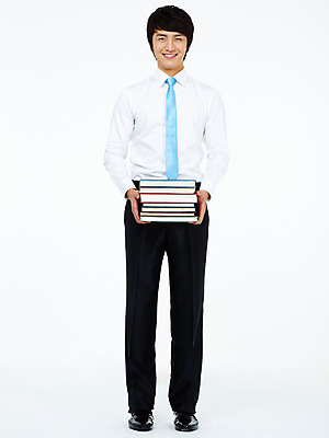 포토 JPG 스튜디오촬영 전신 남자 포즈 비즈니스 모션 실내 한명 서기 미소 웃음 들기 누끼 사람 동양인 20대 성인 책 비즈니스라이프 쌓기 한국인 비즈니스맨 여러권 남자만 남자한명만 성인남자만 청년만 청년남자만 청년남자한명만 성인한명만 성인남자한명만 성인만 국내포토 1 라이프스타일 다수 표정 인종 청년 내부 직장인 파일형식