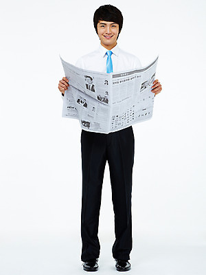 포토 JPG 스튜디오촬영 전신 남자 포즈 비즈니스 모션 실내 한명 서기 미소 웃음 들기 누끼 사람 동양인 20대 성인 비즈니스라이프 한국인 비즈니스맨 신문 남자만 남자한명만 성인남자만 청년만 청년남자만 청년남자한명만 성인한명만 성인남자한명만 성인만 국내포토 1 라이프스타일 표정 인종 청년 내부 간행물 직장인 뉴스 파일형식