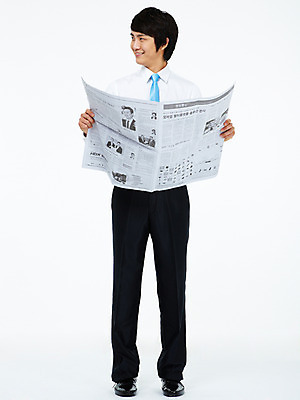 포토 JPG 스튜디오촬영 전신 남자 포즈 비즈니스 모션 실내 한명 서기 미소 웃음 들기 누끼 사람 동양인 20대 성인 비즈니스라이프 한국인 비즈니스맨 신문 남자만 남자한명만 성인남자만 청년만 청년남자만 청년남자한명만 성인한명만 성인남자한명만 성인만 국내포토 1 라이프스타일 표정 인종 청년 내부 간행물 직장인 뉴스 파일형식