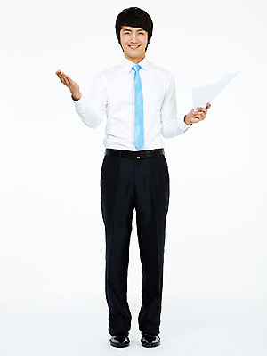 포토 JPG 스튜디오촬영 전신 남자 종이 포즈 비즈니스 모션 실내 한명 서기 미소 웃음 누끼 사람 동양인 손짓 20대 성인 비즈니스라이프 한국인 비즈니스맨 발표 보고 프레젠테이션 문서 남자만 남자한명만 성인남자만 청년만 청년남자만 청년남자한명만 성인한명만 성인남자한명만 성인만 국내포토 1 라이프스타일 표정 인종 청년 내부 직장인 파일형식