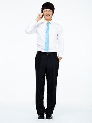 포토 JPG 스튜디오촬영 전신 남자 포즈 비즈니스 모션 실내 한명 서기 미소 웃음 들기 누끼 사람 동양인 20대 성인 비즈니스라이프 스마트폰 한국인 비즈니스맨 통화 남자만 남자한명만 성인남자만 청년만 청년남자만 청년남자한명만 성인한명만 성인남자한명만 성인만 국내포토 1 라이프스타일 표정 인종 청년 내부 핸드폰 스마트기기 직장인 파일형식