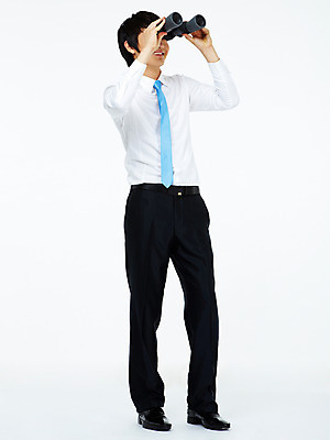 포토 JPG 스튜디오촬영 전신 남자 포즈 비즈니스 모션 실내 한명 서기 미소 웃음 들기 누끼 사람 동양인 20대 성인 비즈니스라이프 망원경 한국인 관찰 비즈니스맨 남자만 남자한명만 성인남자만 청년만 청년남자만 청년남자한명만 성인한명만 성인남자한명만 성인만 국내포토 1 라이프스타일 표정 인종 청년 내부 직장인 파일형식