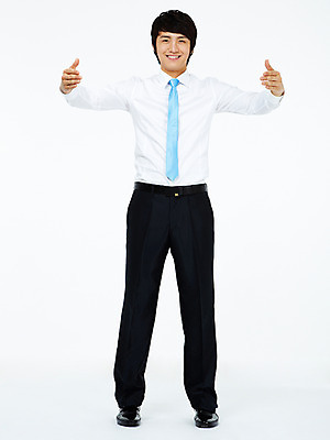 포토 JPG 스튜디오촬영 전신 남자 포즈 비즈니스 모션 실내 한명 서기 미소 웃음 누끼 사람 동양인 손짓 20대 성인 비즈니스라이프 한국인 비즈니스맨 남자만 남자한명만 성인남자만 청년만 청년남자만 청년남자한명만 성인한명만 성인남자한명만 성인만 국내포토 1 라이프스타일 표정 인종 청년 내부 직장인 파일형식