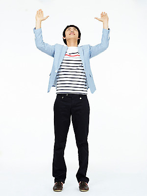 포토 JPG 스튜디오촬영 전신 남자 포즈 비즈니스 모션 실내 한명 서기 미소 웃음 누끼 사람 동양인 손짓 20대 성인 비즈니스라이프 손들기 한국인 비즈니스맨 남자만 남자한명만 성인남자만 청년만 청년남자만 청년남자한명만 성인한명만 성인남자한명만 성인만 국내포토 1 라이프스타일 표정 인종 청년 내부 직장인 파일형식