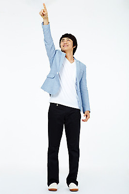 포토 JPG 스튜디오촬영 전신 응시 남자 포즈 비즈니스 모션 실내 한명 서기 미소 웃음 누끼 사람 동양인 손짓 20대 성인 비즈니스라이프 한국인 가리킴 비즈니스맨 남자만 남자한명만 성인남자만 청년만 청년남자만 청년남자한명만 성인한명만 성인남자한명만 성인만 국내포토 1 라이프스타일 시선 표정 인종 청년 내부 직장인 파일형식