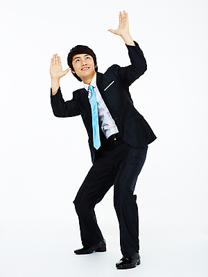 포토 JPG 스튜디오촬영 전신 남자 포즈 비즈니스 모션 실내 한명 서기 미소 웃음 누끼 사람 동양인 정장 손짓 20대 성인 비즈니스라이프 한국인 비즈니스맨 남자만 남자한명만 성인남자만 청년만 청년남자만 청년남자한명만 성인한명만 성인남자한명만 성인만 국내포토 1 라이프스타일 옷 표정 인종 청년 내부 직장인 파일형식