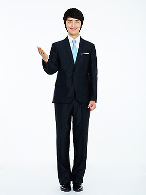 포토 JPG 스튜디오촬영 전신 남자 포즈 비즈니스 모션 친절 안내 실내 설명 한명 서기 미소 웃음 누끼 사람 동양인 정장 손짓 20대 성인 비즈니스라이프 한국인 비즈니스맨 남자만 남자한명만 성인남자만 청년만 청년남자만 청년남자한명만 성인한명만 성인남자한명만 성인만 국내포토 1 라이프스타일 옷 표정 인종 청년 내부 직장인 파일형식