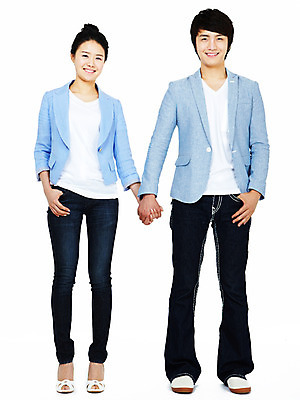 포토 JPG 스튜디오촬영 전신 커플 여자 남자 포즈 모션 실내 서기 미소 웃음 누끼 사람 동양인 20대 성인 두명 손잡기 한국인 청년만 성인만 국내포토 관계 표정 인종 청년 내부 파일형식